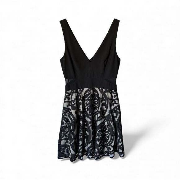 Avery G Black Mini Fit and Flare V-Neck Cocktail Dress Size 12 Party Holiday - Picture 1 of 7